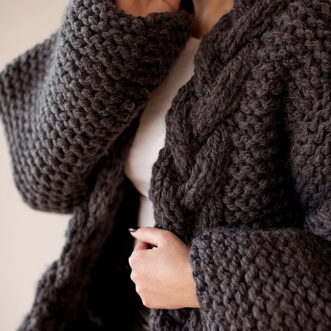 Cabled Knit Women's Cardigan Knitting Pattern, Chunky Cardig Inspire