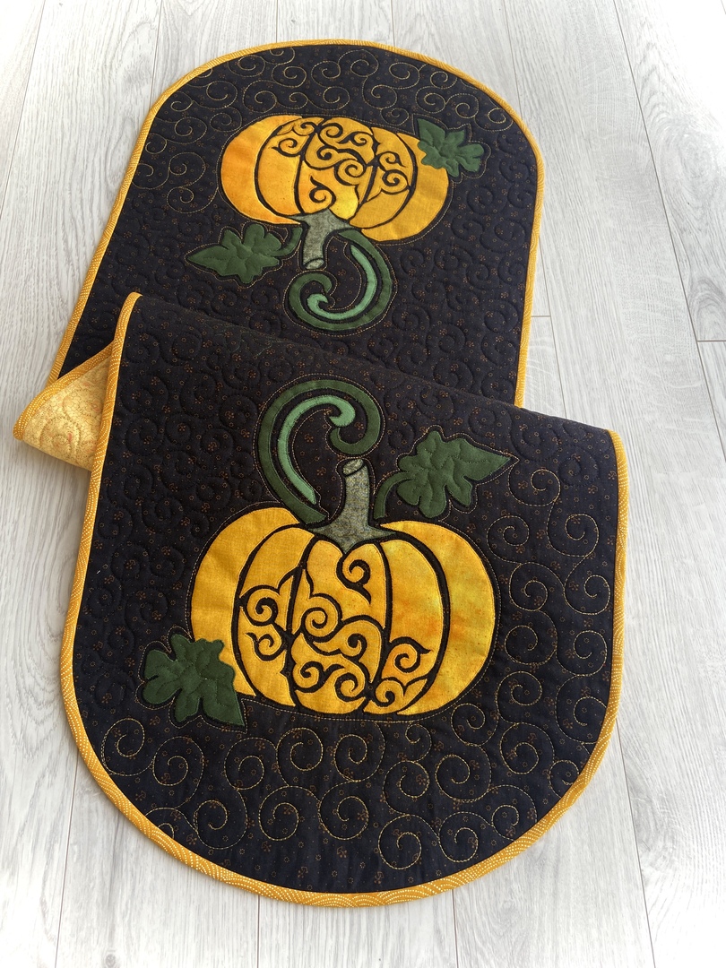 PUMPKINS QUILTED TABLE RUNNER, THANKSGIVING dinner table dec | Inspire ...