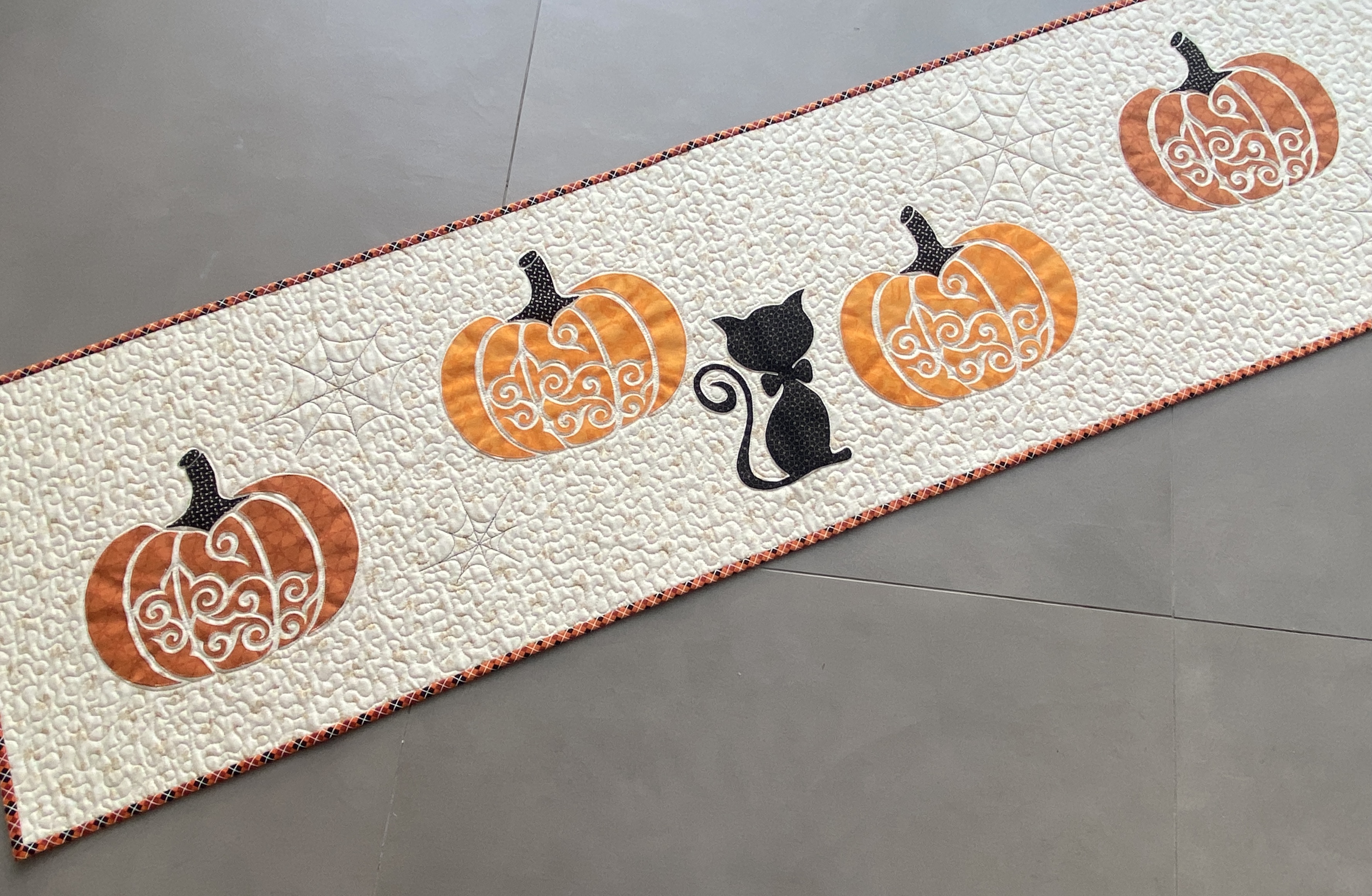 HALLOWEEN quilted TABLE RUNNER, Tablecloth with pumpkins, Ta | Inspire ...