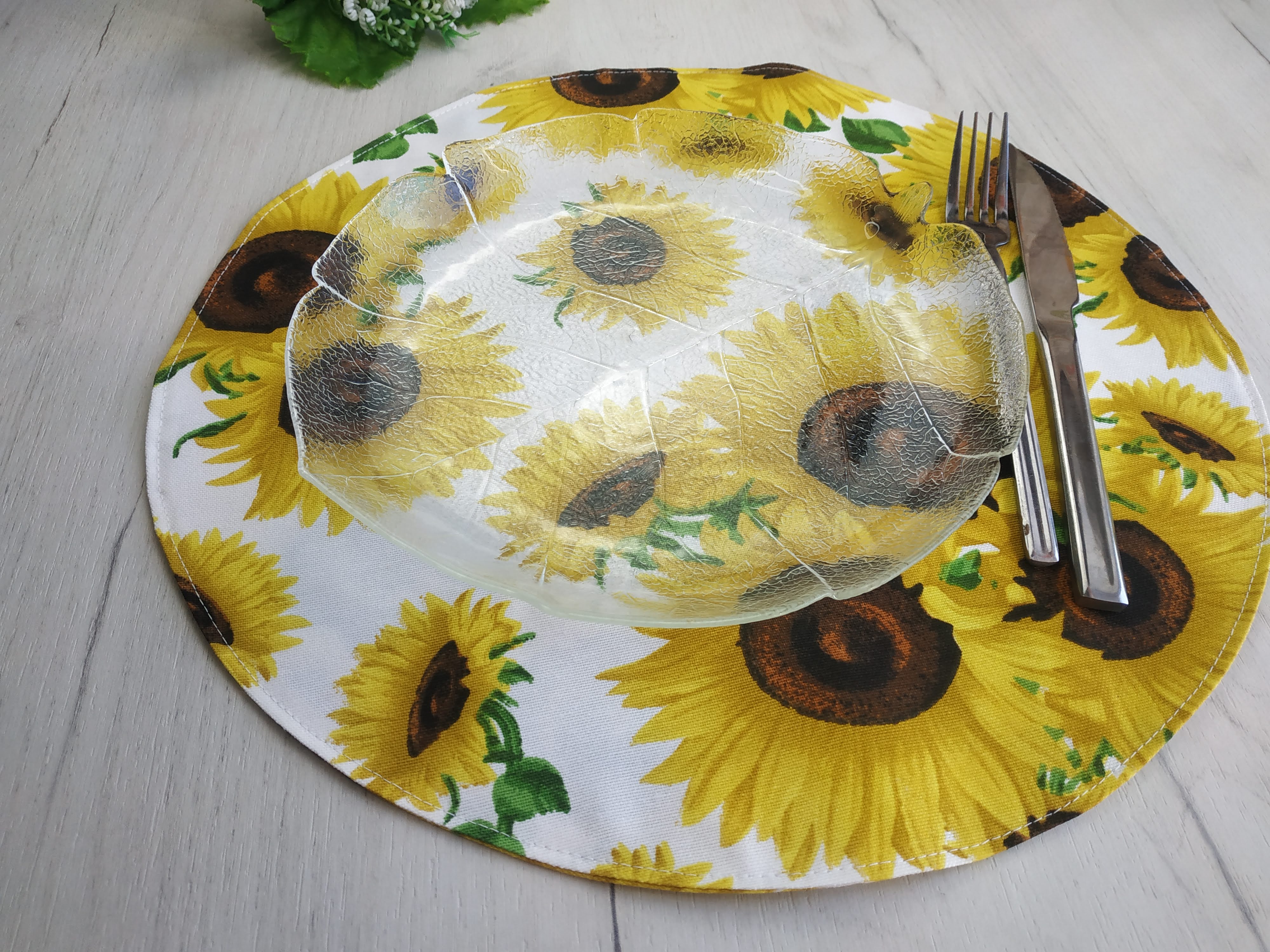 Sunflower placemats set of 8, 6,4 or 2, round placemats wash Inspire