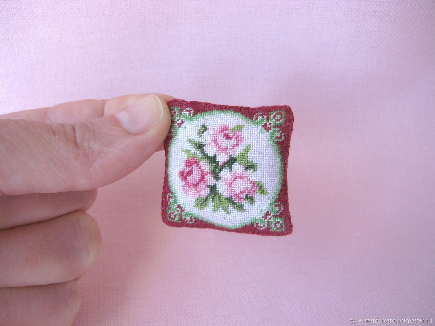 Embroidery kit for a miniature pillow for a dollhouse (Victo Inspire