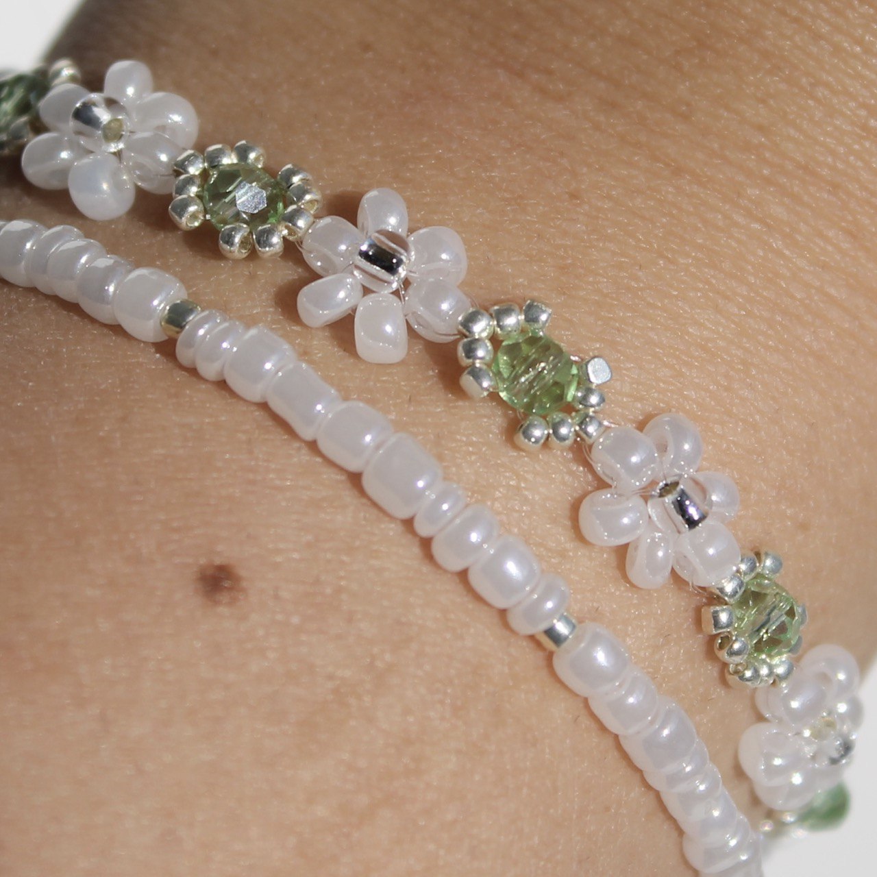 Elegant Daisy Bracelet With Green Crystals