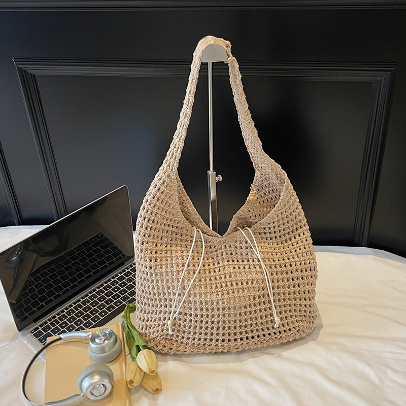 Chic Large Capacity Woven Straw Tote Bag for Women Stylish Shoulder Bag for Casual Beach and Shopping