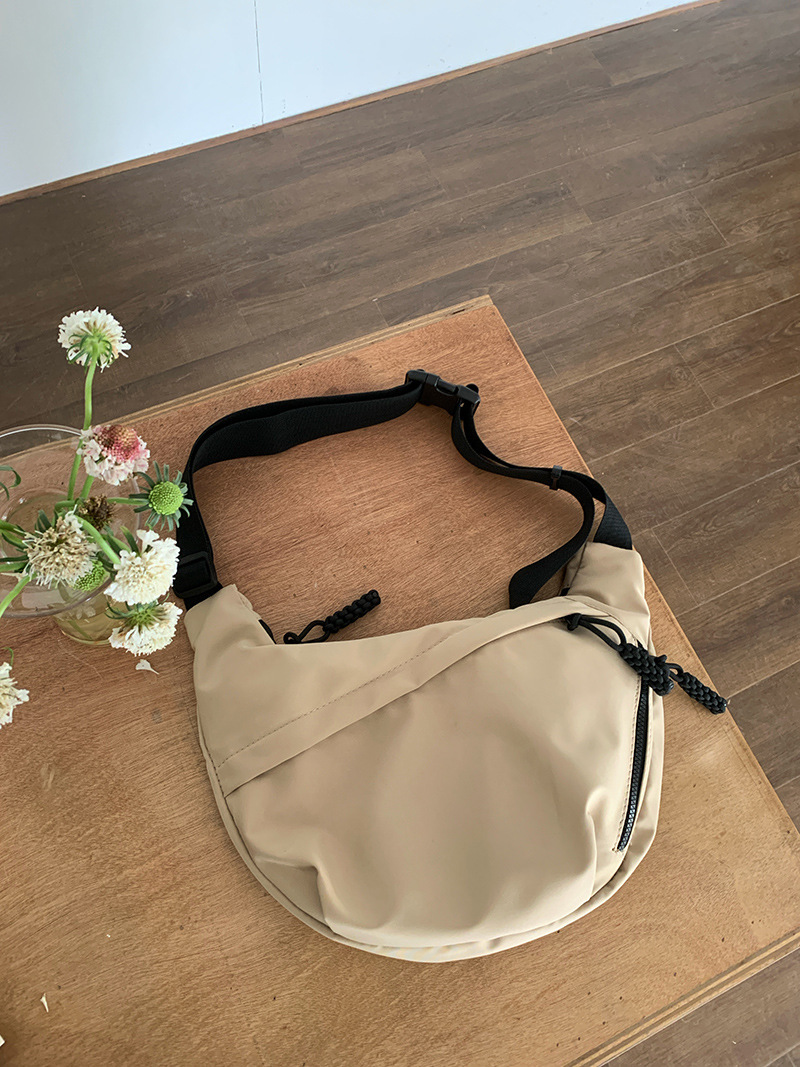 Large Capacity Nylon Crossbody Bag Lightweight Casual Sports Shoulder Bag for Commuting and Everyday Use
