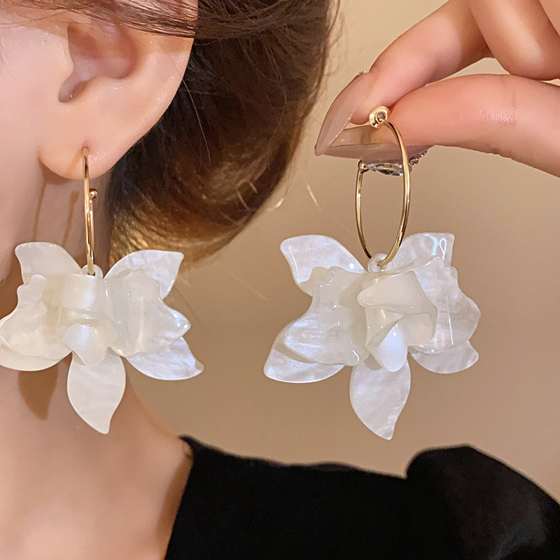Vintage Flower Drop Earrings for Women White Acrylic Petal Wedding Statement Jewelry
