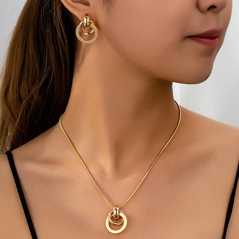 Vintage Jewelry Set for Women with Gold Choker Necklace, Bracelet & Earrings for Weddings and Parties