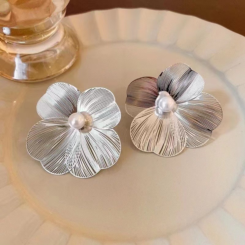 Luxury Flower Pearl Earrings for Women Elegant Statement Flower Earrings in Silver