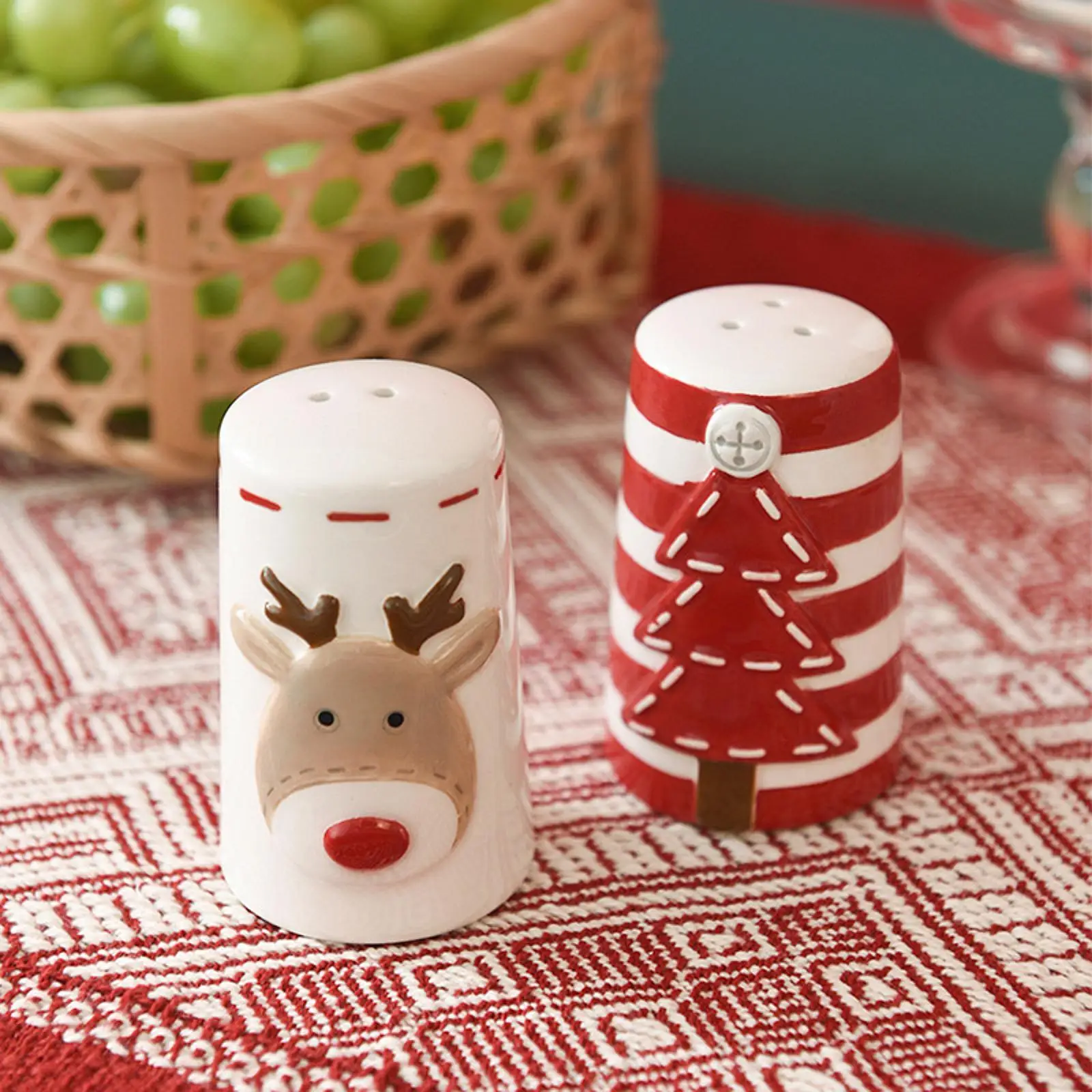 Creative Christmas Themed Nordic Style Santa Claus Salt and Pepper Shaker, Embossed Seasoning Bottle