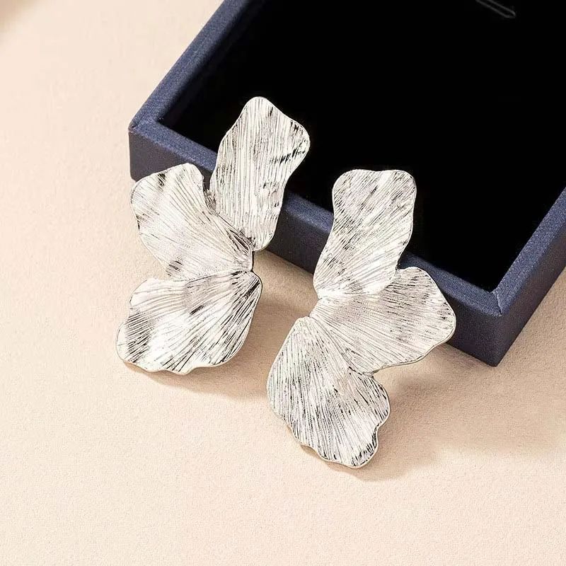 Gold Flower Petal Earrings, Vintage Textured Metal Studs for Women, Elegant Fashion Jewelry, Party and Gift Accessories