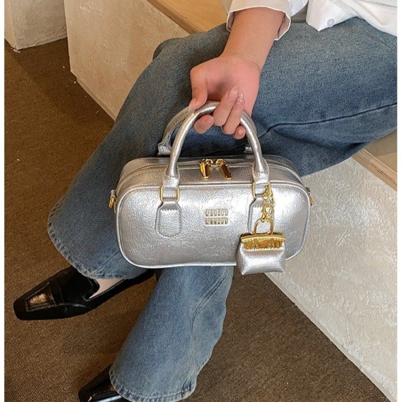 Luxury Designer Diaper Bag – Large Capacity Leather Tote & Minimalist Shoulder Bag for Modern Moms