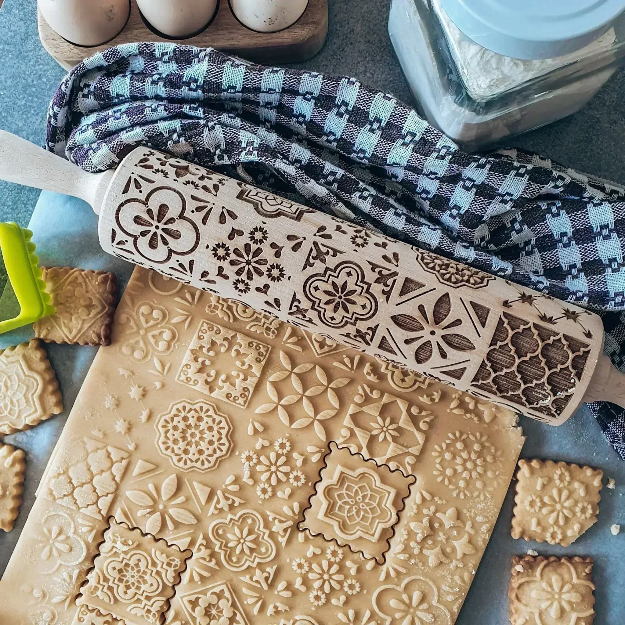 Wooden Embossed Rolling Pin With Snowflake And Elk Pattern For Holiday Cookie And Fondant Baking