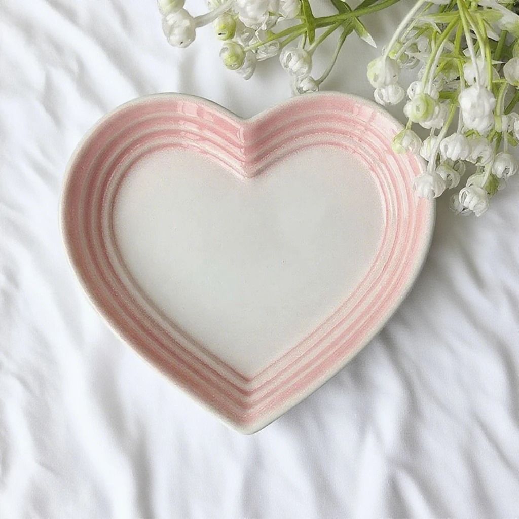 Elevated Heart-Shaped Ceramic Pet Bowl Anti-Vomiting Feeding Dish for Cats & Small Dogs