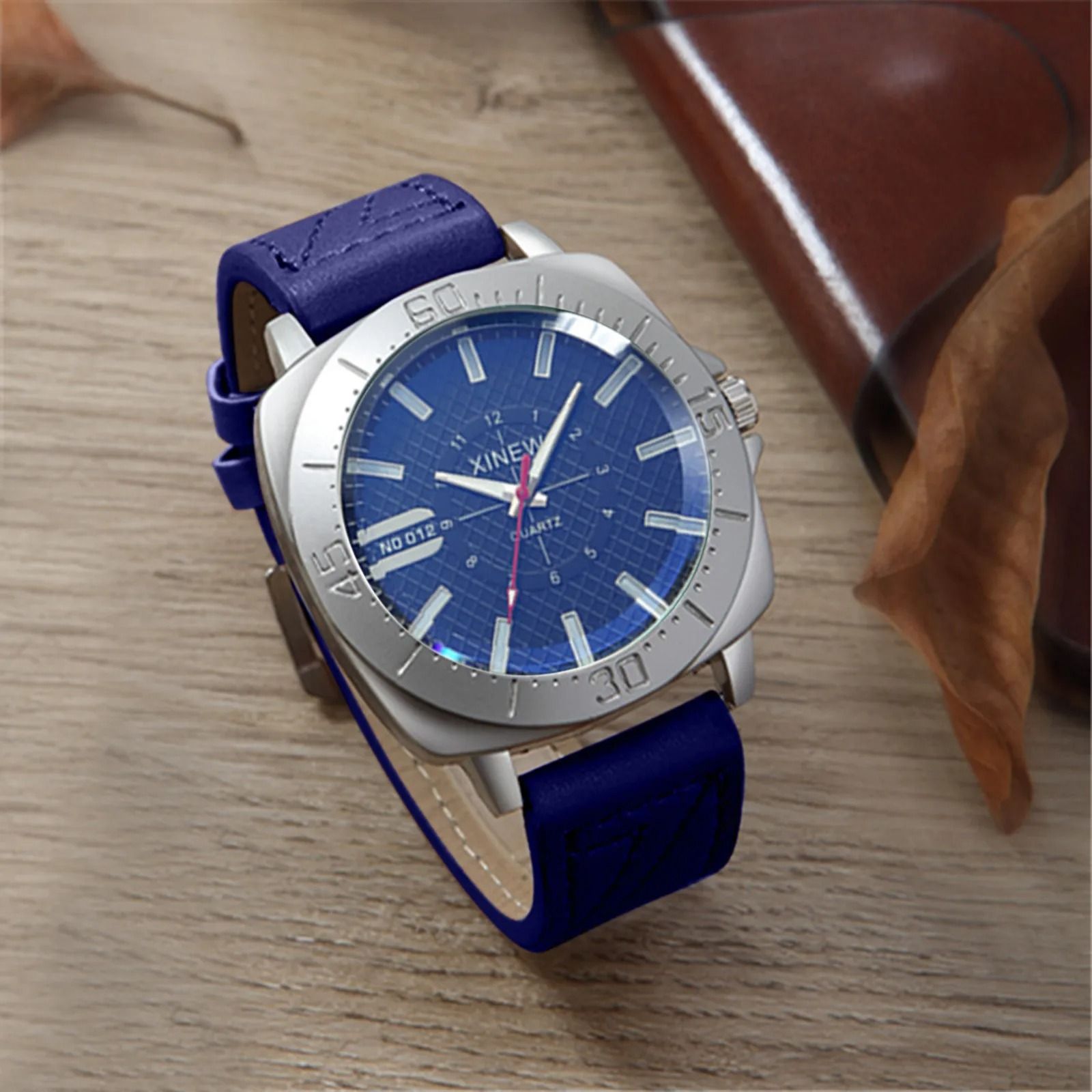 Casual Quartz Wristwatch for Men and Women Leather Strap