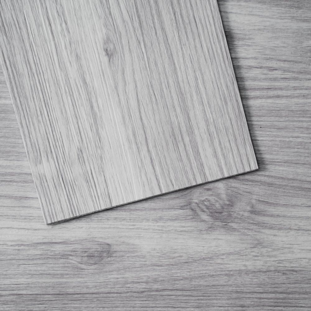 Peel and Stick Vinyl Flooring Light Gray Wood Grain Self Adhesive Floor Tiles 36 x 6 Inch 20 Pack
