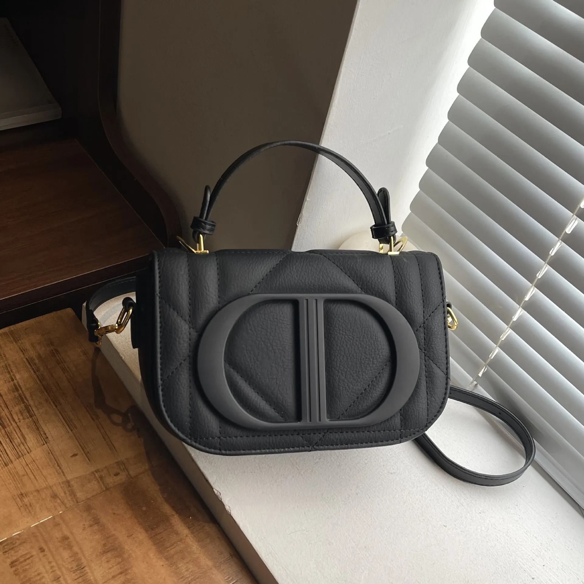 Quilted Saddle Crossbody Bag Retro Designer Shoulder Bag Small Square Purse