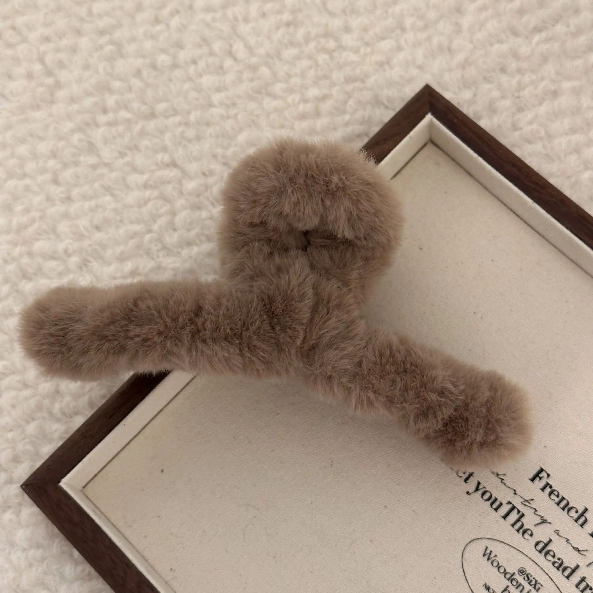 Elegant Plush Hair Clip Claw – Extra Large Korean Faux Rabbit Fur Hair Grab for Women, Soft Cute Fashion Accessory