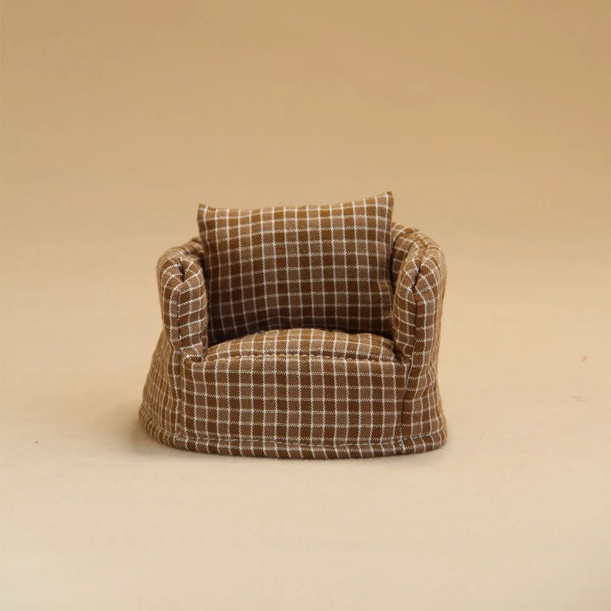 Cozy Plaid Miniature Dollhouse Sofa – Scale Wooden Accent Furniture