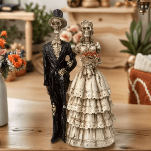 Halloween Skeleton Couple Statue in Vintage Wedding Dress Style Halloween Skeleton Couple Statue in Vintage Wedding Dress Style