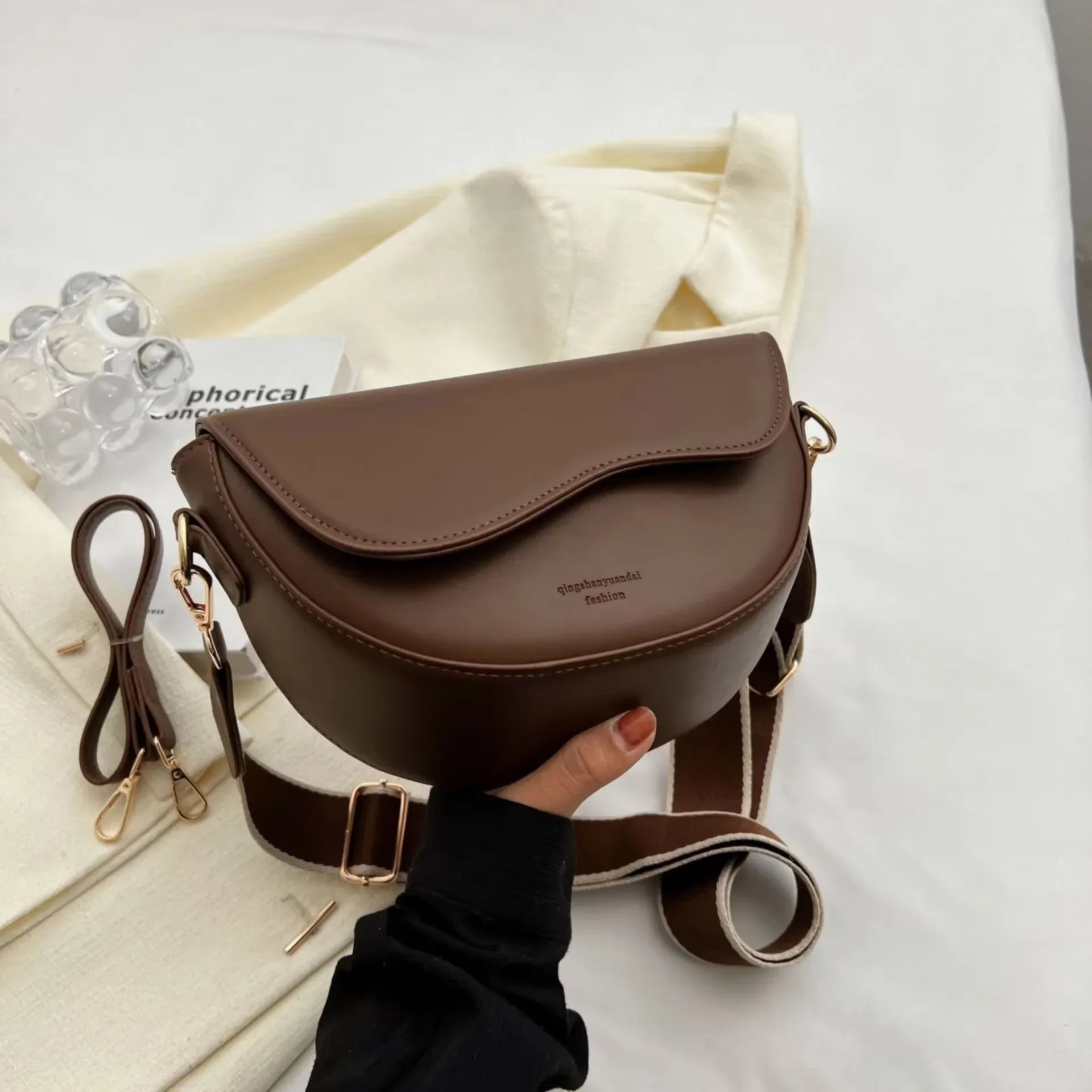 Vintage Saddle Crossbody Bag with Wide Strap for Effortless Everyday Style
